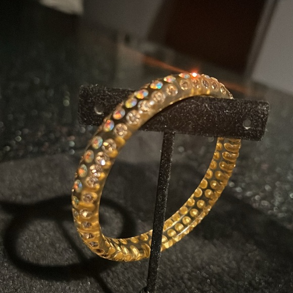 CLEAR LUCITE PLASTIC ACRYLIC BANGLE BRACELETS, TRANSPARENT CLEAR. - Picture 3 of 4